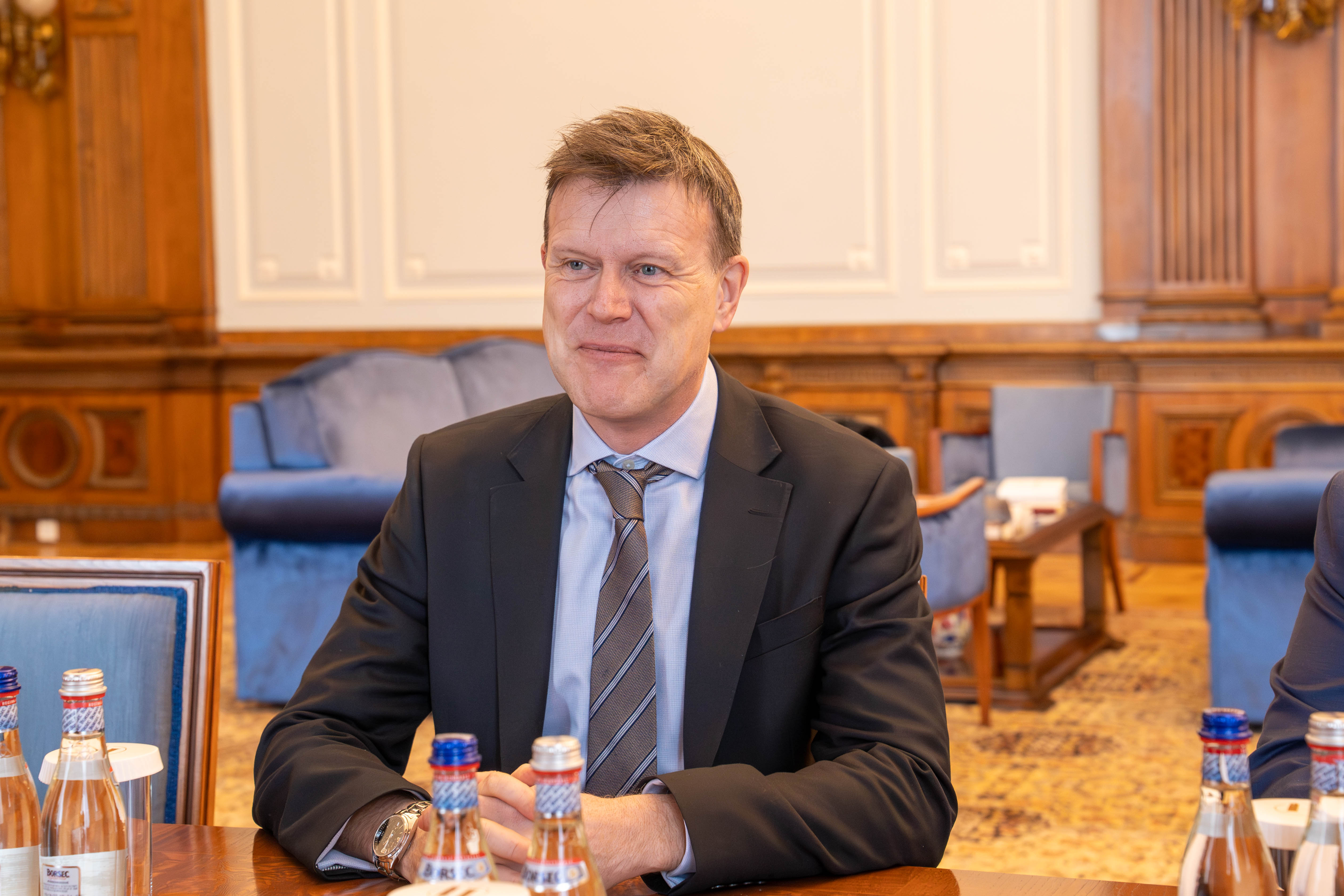 Primirea ambasadorului Regatului Unit al Marii Britanii și Irlandei de Nord, E.S. Giles Portman, de către președintele Senatului României, Mircea Abrudean